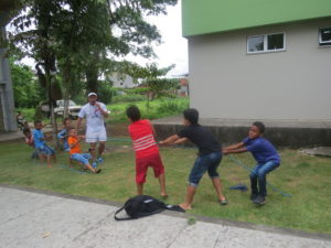 Katynho entrentendo os meninos no evento