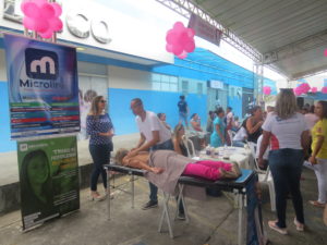 Microlins ofereceu massoterapia para as mulheres