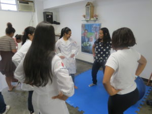 Mulheres participando de uma aula com equipe de fisioterapia