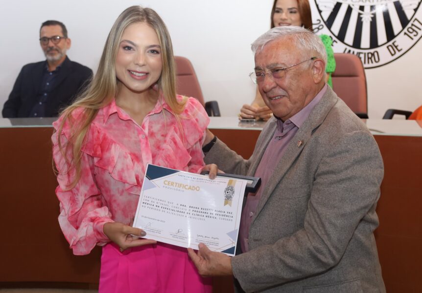 Bruna recebe certificado das mãos do provedor Francisco Valdece