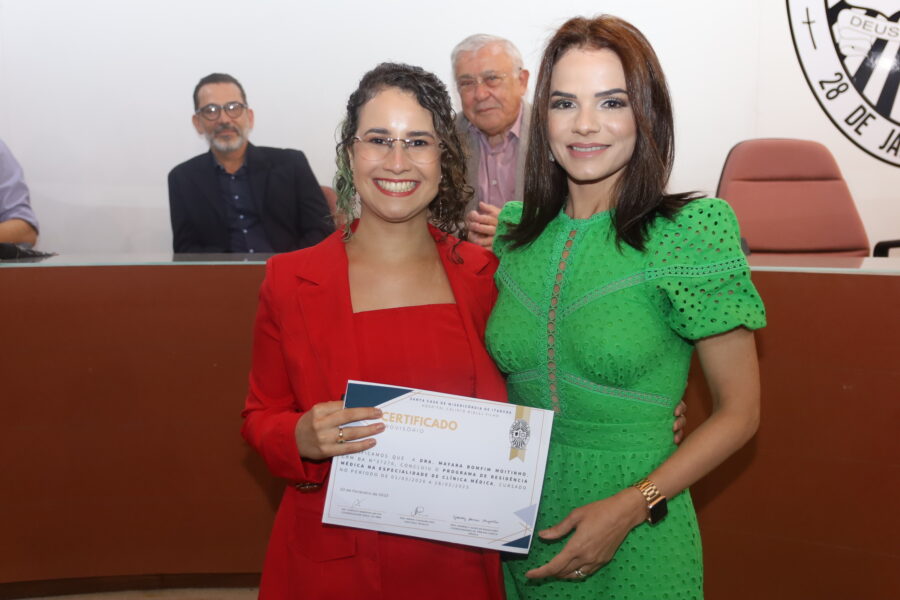 Mayara recebe certificado das mãos da médica Maria Carolina