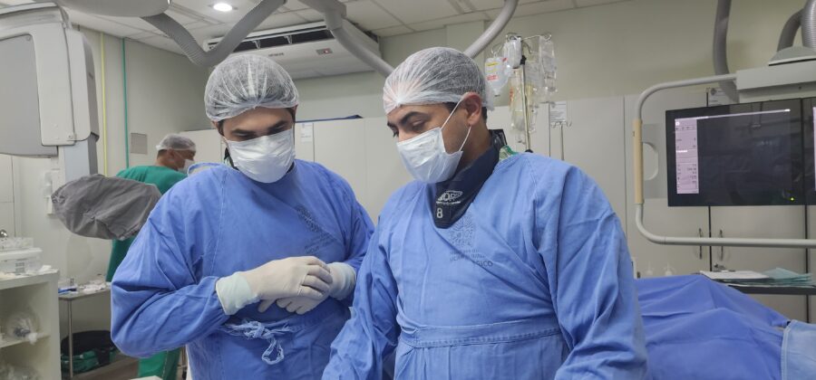 Dr Gustavo Mendonça ao lado de Carlos Eduardo