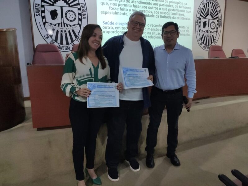 Dr Fernando Romero entreg certificado aos médicos palestrantes