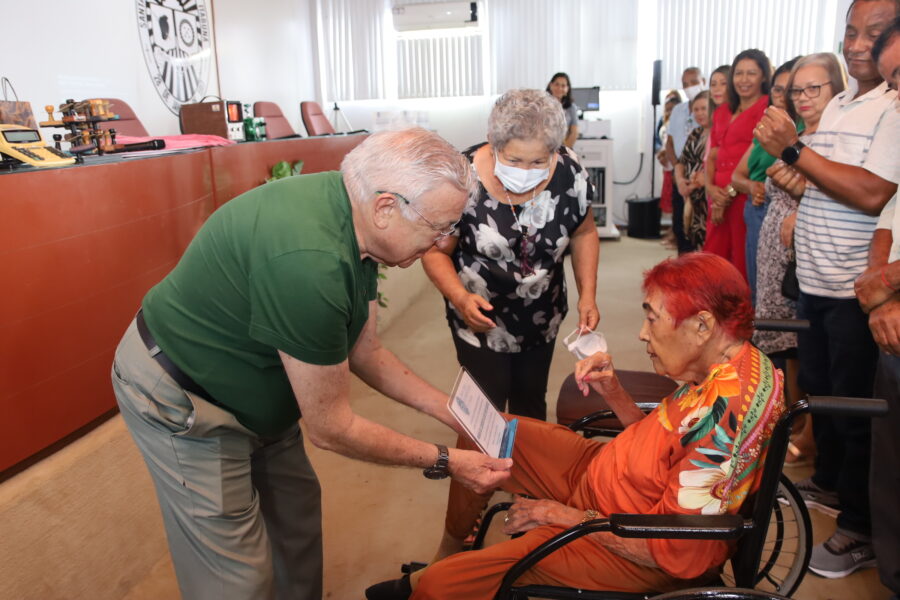 Provedor Francisco Vadece entregando placa de reconhecimento